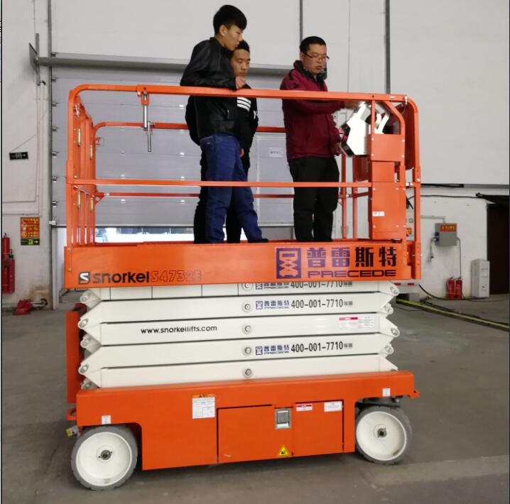 剪叉式高空车